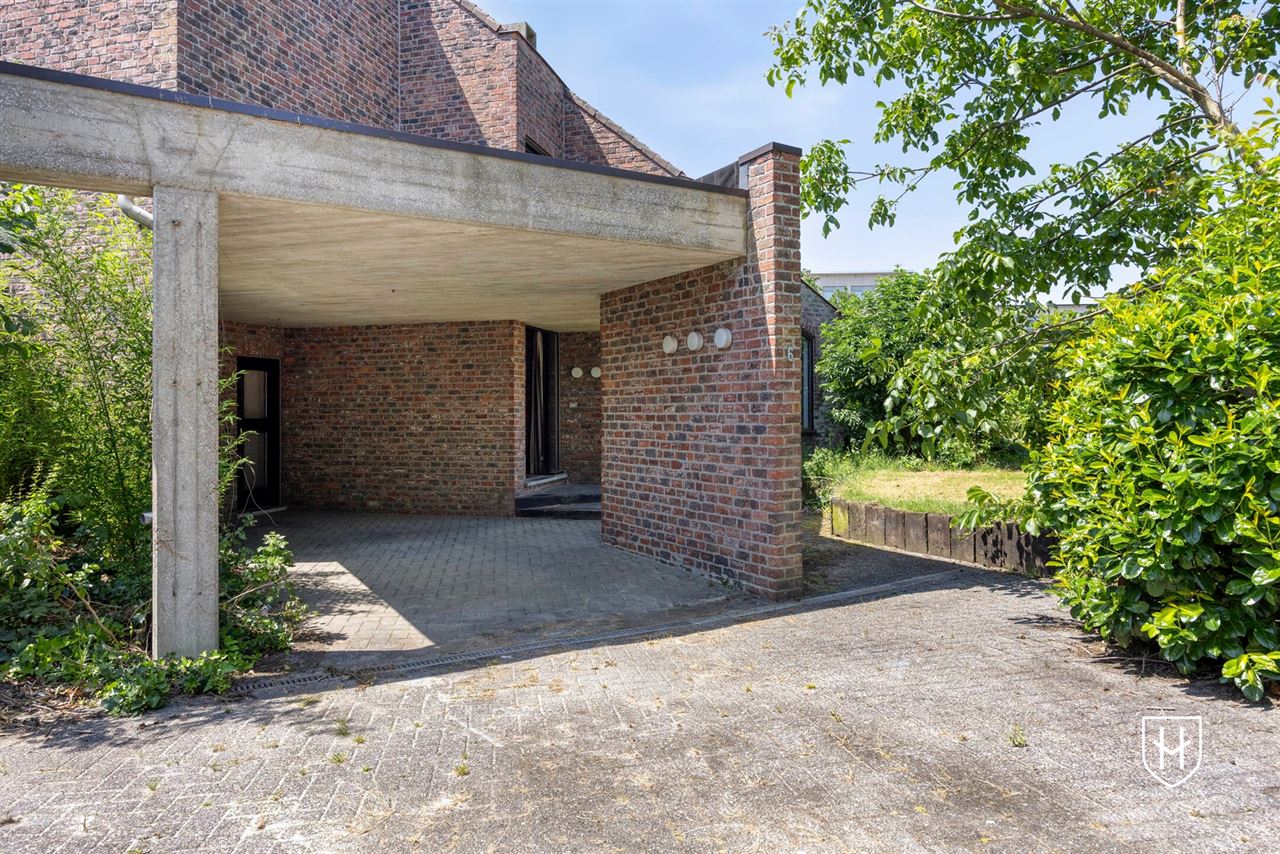 Modernistische architectenwoning op een royaal zonnig perceel op een residentiële zichtlocatie te Mol