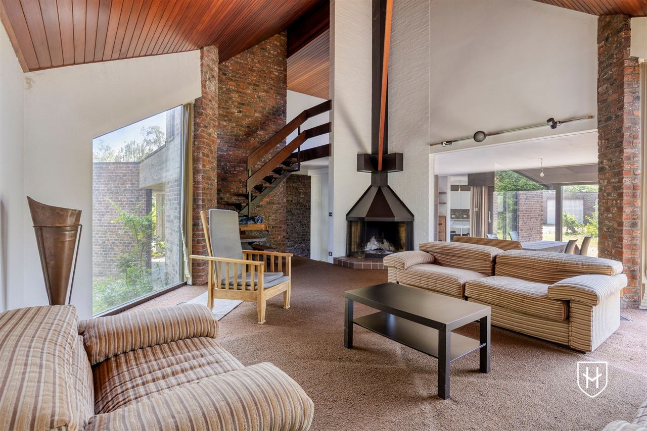 Modernistische architectenwoning op een royaal zonnig perceel op een residentiële zichtlocatie te Mol