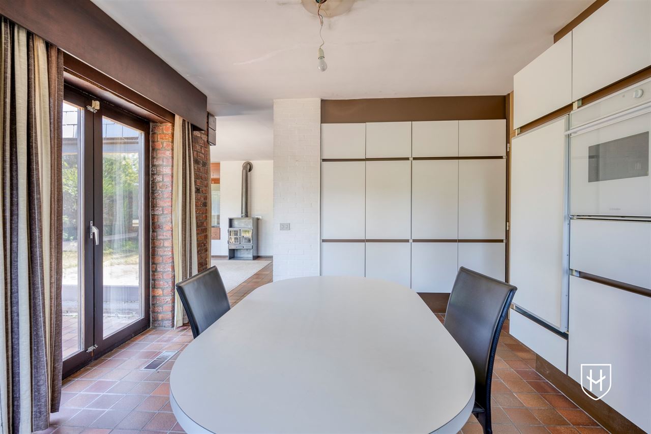 Modernistische architectenwoning op een royaal zonnig perceel op een residentiële zichtlocatie te Mol