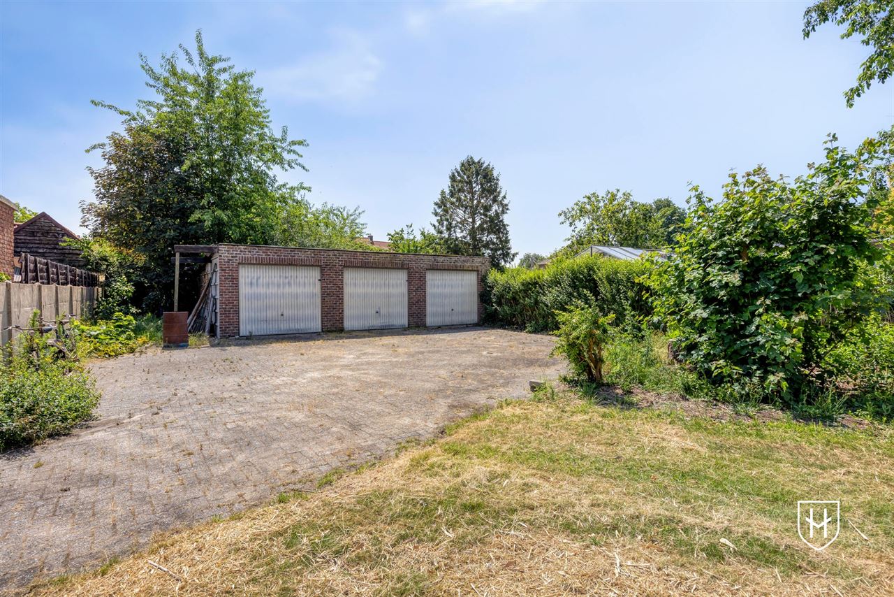 Modernistische architectenwoning op een royaal zonnig perceel op een residentiële zichtlocatie te Mol
