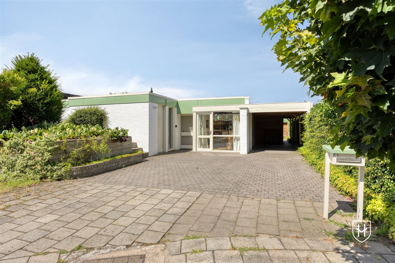 Karaktervolle modernistische bungalow van architect Lode Vandenbroek met 4 slaapkamers op een geliefde locatie te Lommel