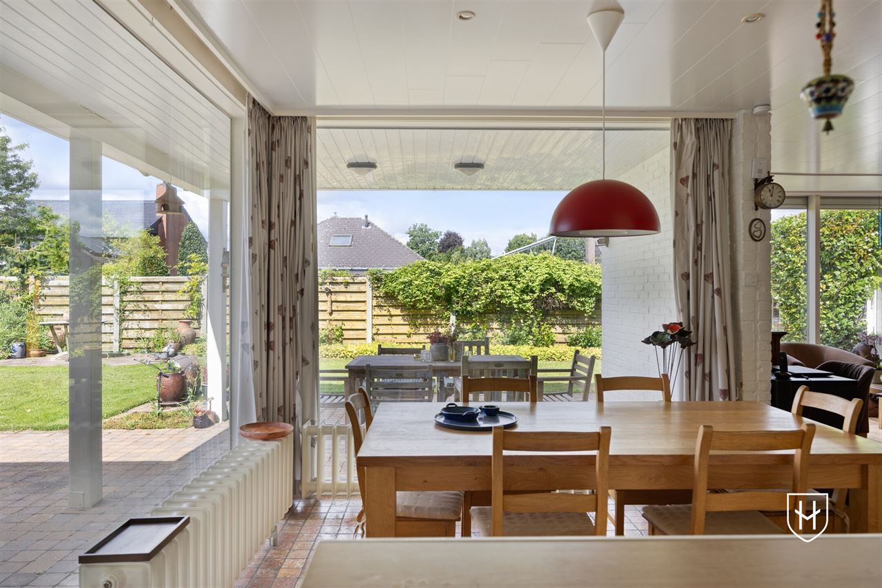 Karaktervolle modernistische bungalow van architect Lode Vandenbroek met 4 slaapkamers op een geliefde locatie te Lommel
