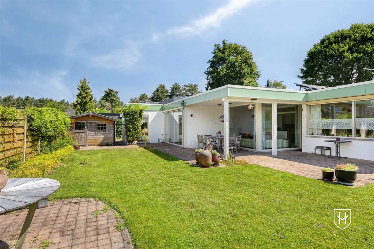 Karaktervolle modernistische bungalow van architect Lode Vandenbroek met 4 slaapkamers op een geliefde locatie te Lommel