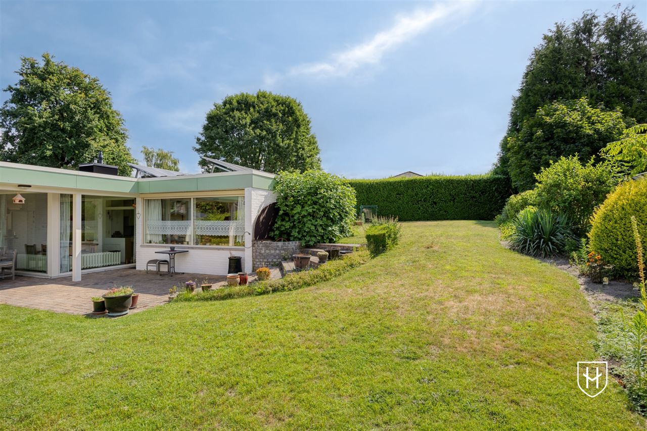 Karaktervolle modernistische bungalow van architect Lode Vandenbroek met 4 slaapkamers op een geliefde locatie te Lommel
