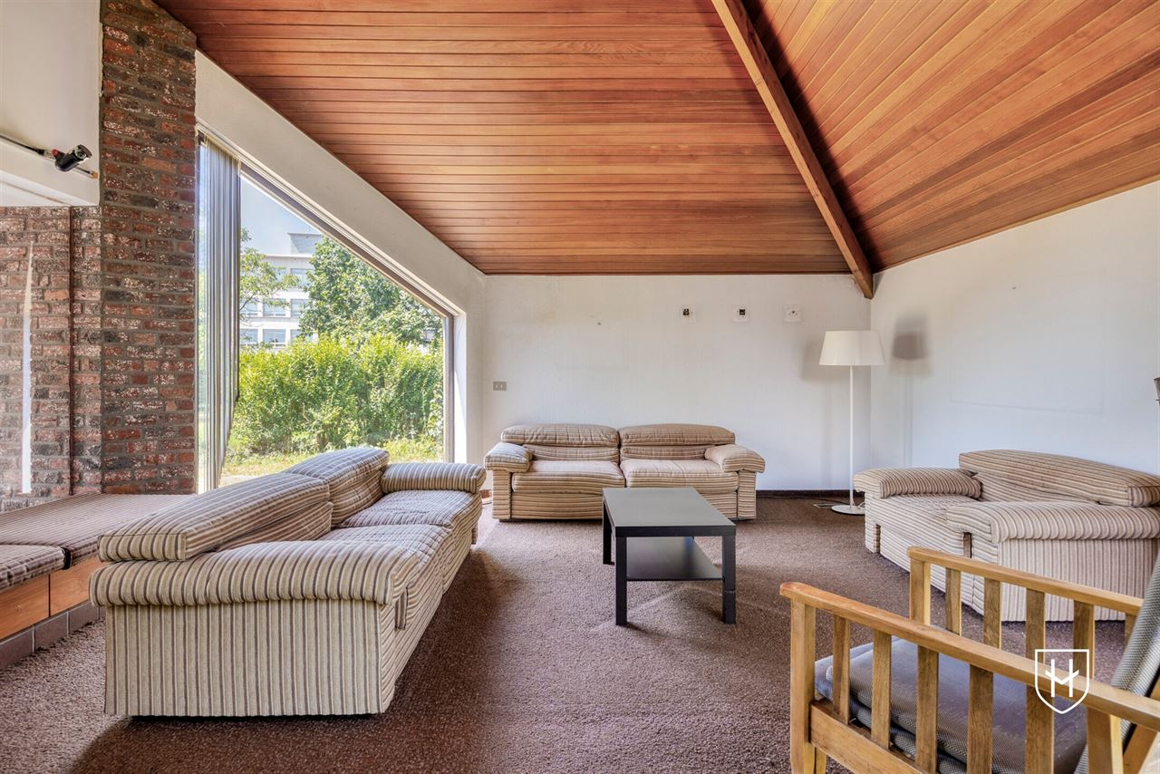 Modernistische architectenwoning op een royaal zonnig perceel op een residentiële zichtlocatie te Mol