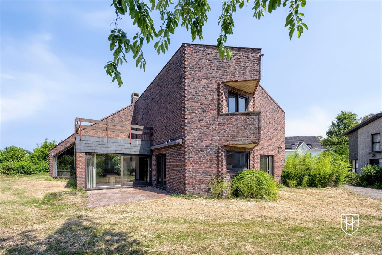 Modernistische architectenwoning op een royaal zonnig perceel op een residentiële zichtlocatie te Mol