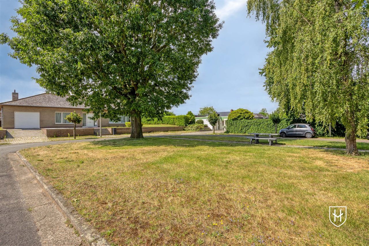 Karaktervolle modernistische bungalow van architect Lode Vandenbroek met 4 slaapkamers op een geliefde locatie te Lommel