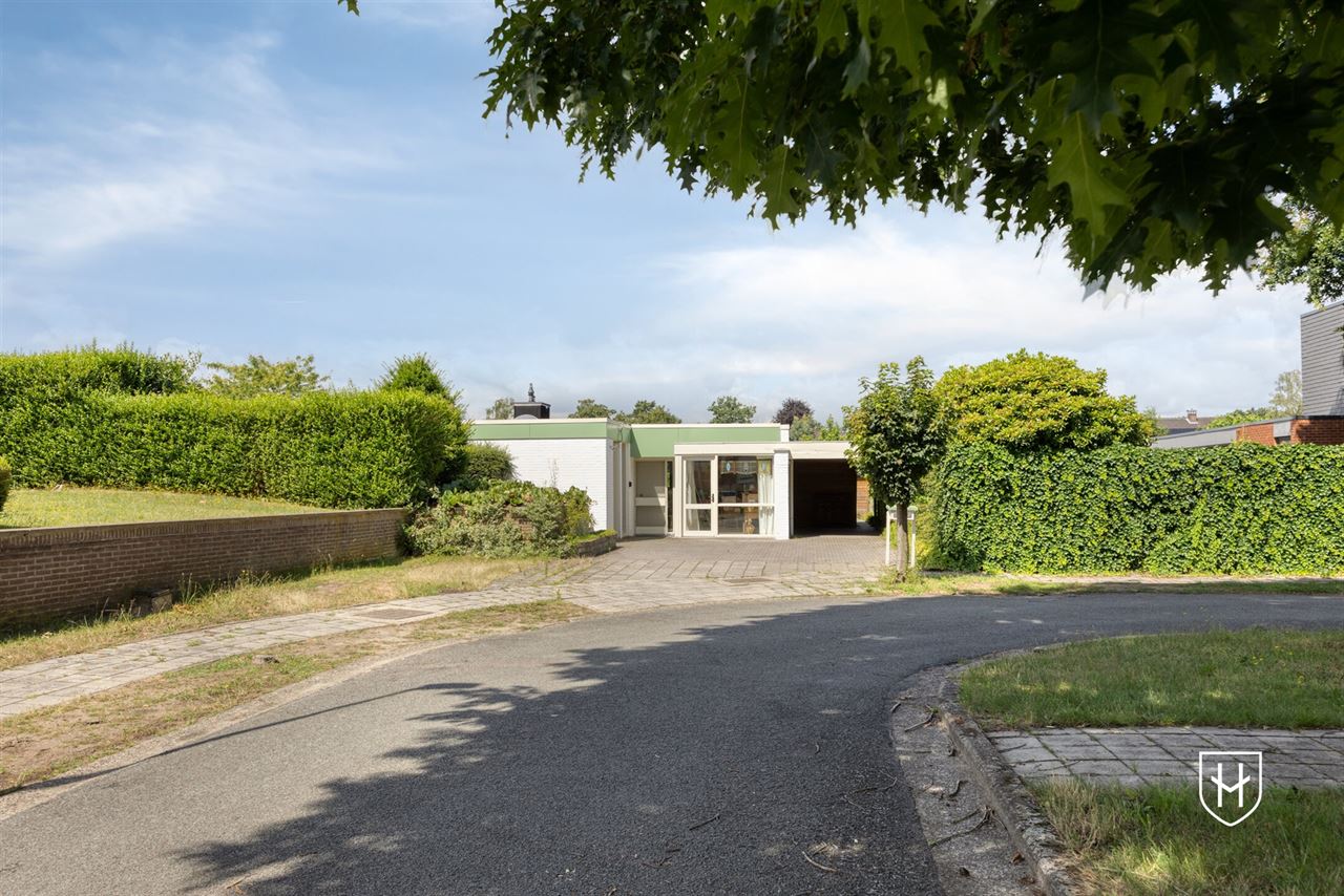 Karaktervolle modernistische bungalow van architect Lode Vandenbroek met 4 slaapkamers op een geliefde locatie te Lommel