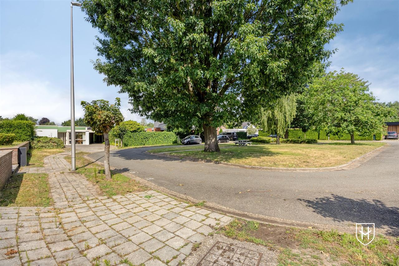 Karaktervolle modernistische bungalow van architect Lode Vandenbroek met 4 slaapkamers op een geliefde locatie te Lommel