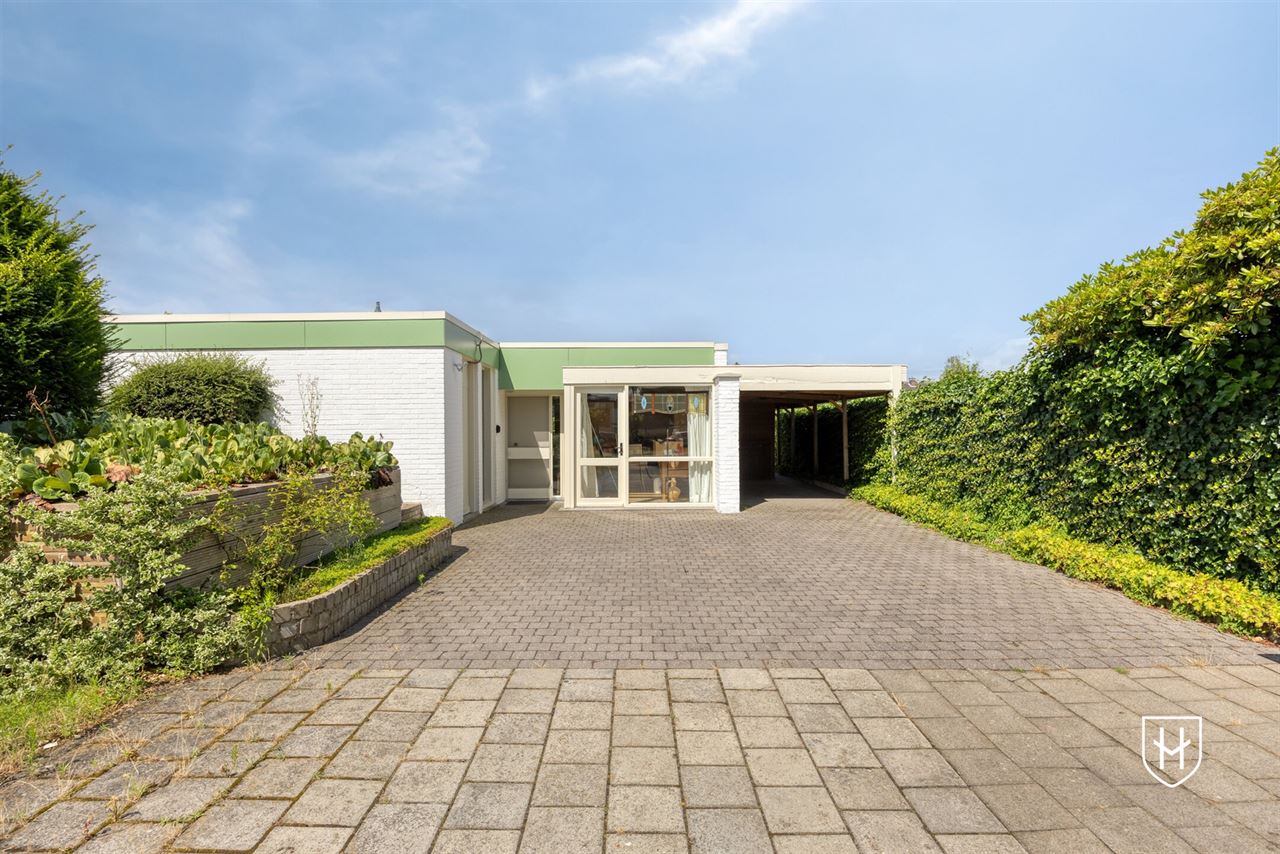 Karaktervolle modernistische bungalow van architect Lode Vandenbroek met 4 slaapkamers op een geliefde locatie te Lommel