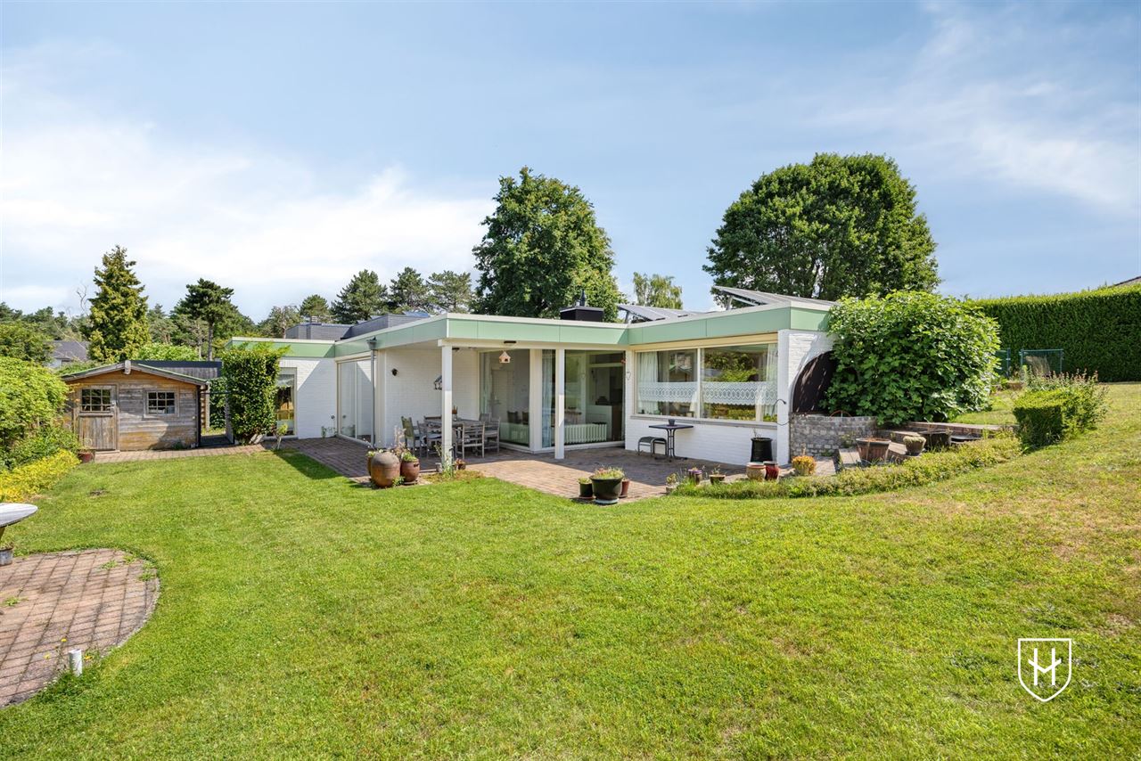 Karaktervolle modernistische bungalow van architect Lode Vandenbroek met 4 slaapkamers op een geliefde locatie te Lommel