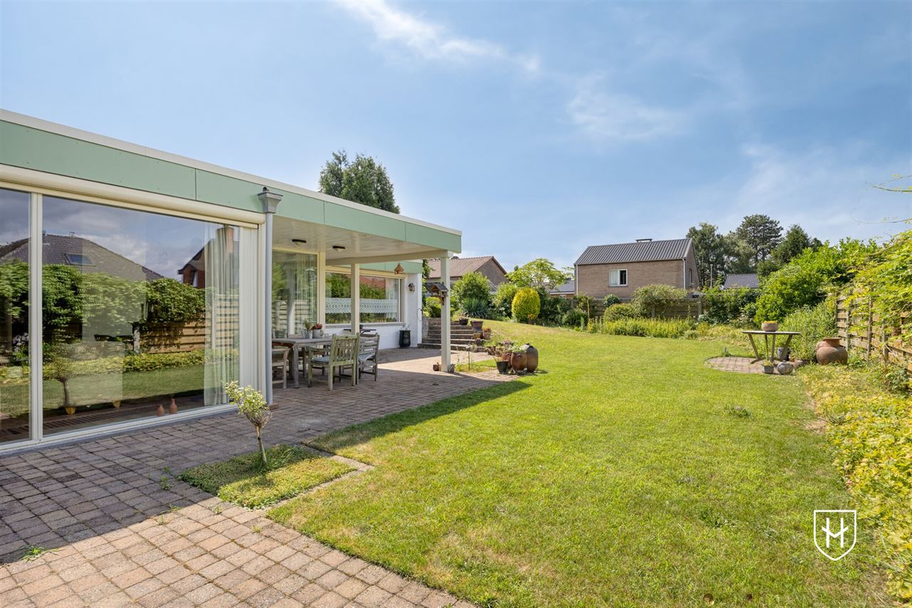 Karaktervolle modernistische bungalow van architect Lode Vandenbroek met 4 slaapkamers op een geliefde locatie te Lommel