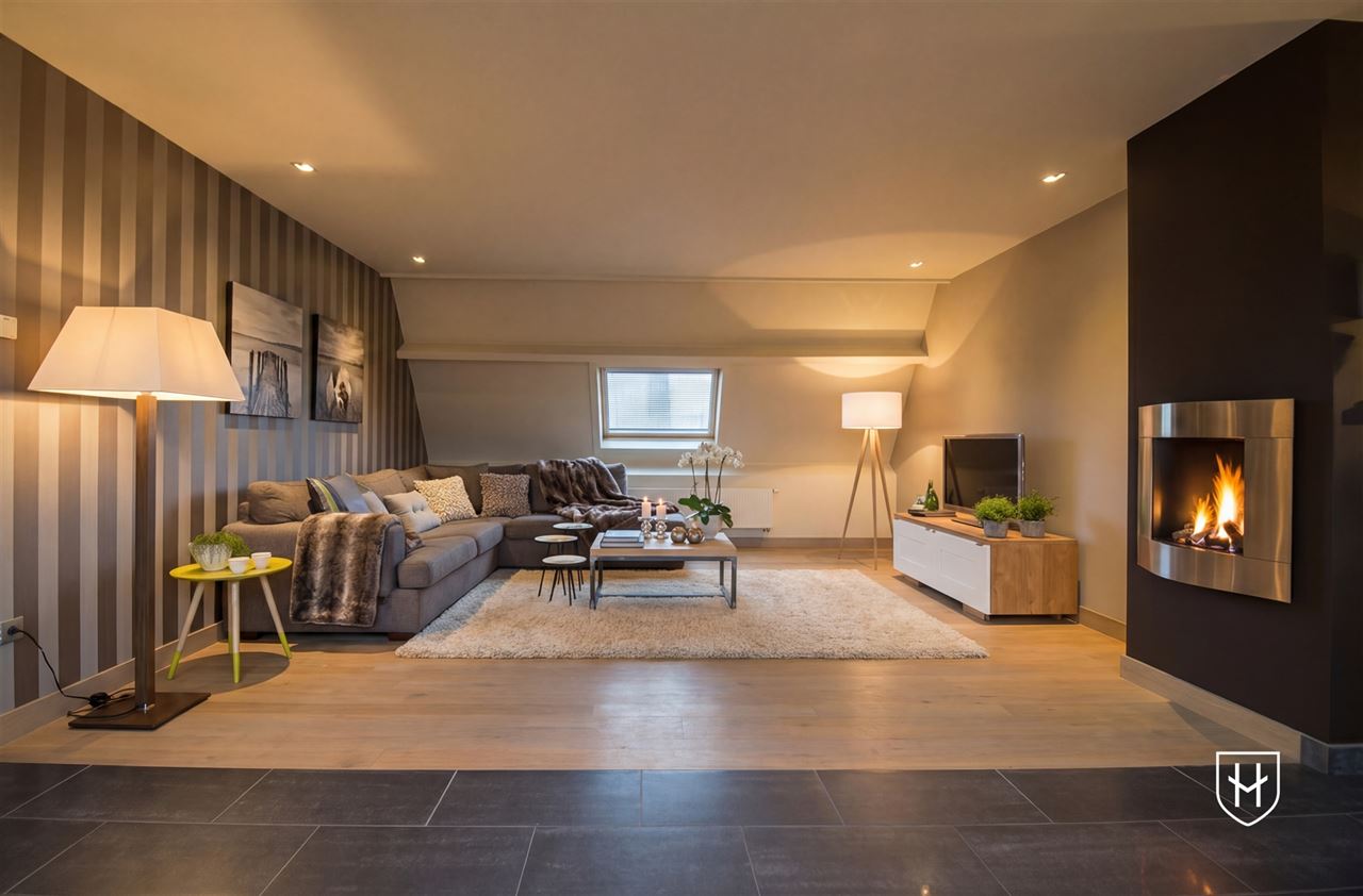 Superb penthouse with car parking space and spacious terrace, uniquely located in the historic city center of Stokkem