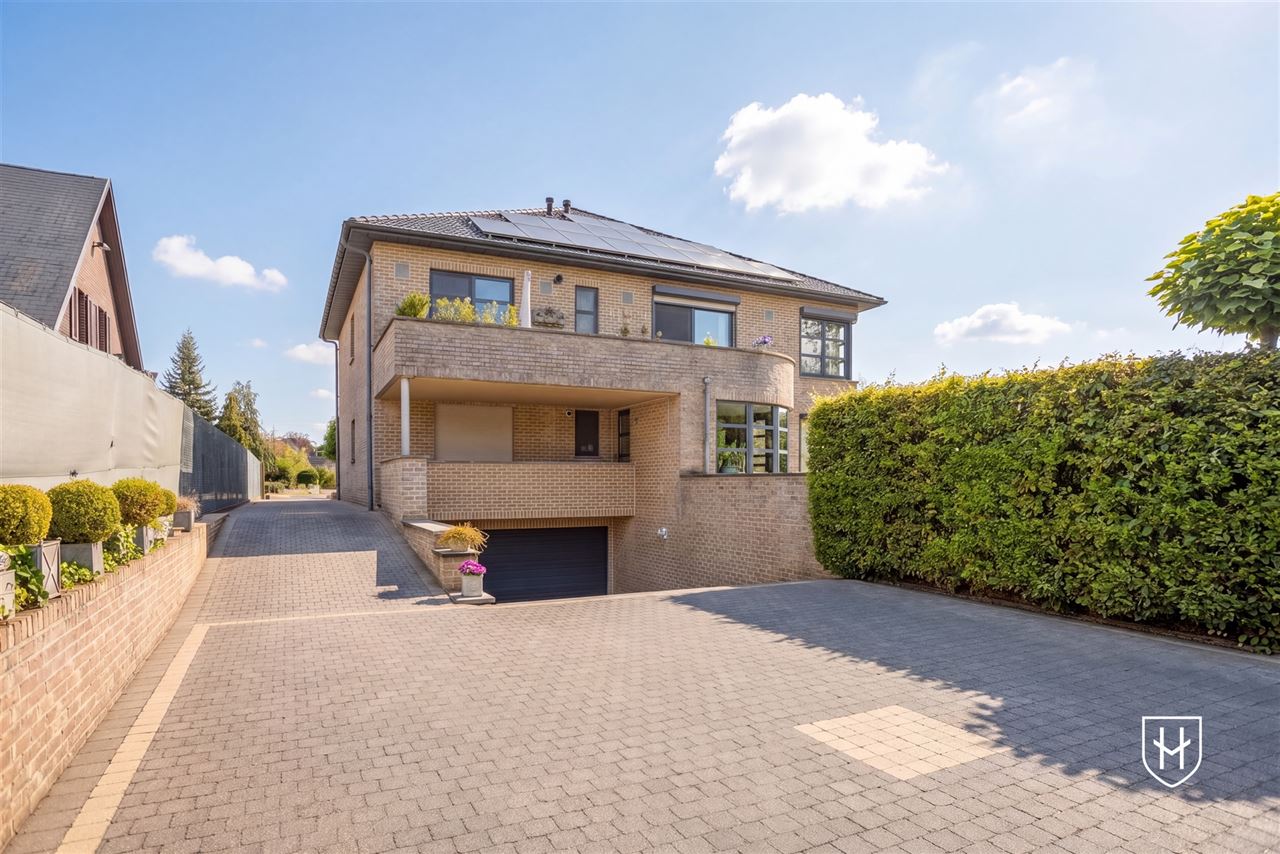Stijlvol lichtrijk penthouse met 3 slaapkamers in een statige residentie met inpandige garage voor twee wagens