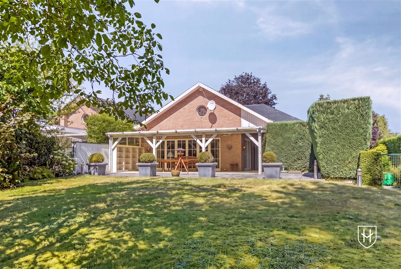 Spacious 4-bedroom bungalow on the edge of the woods in a sought-after prime location in the lush Zutendaal