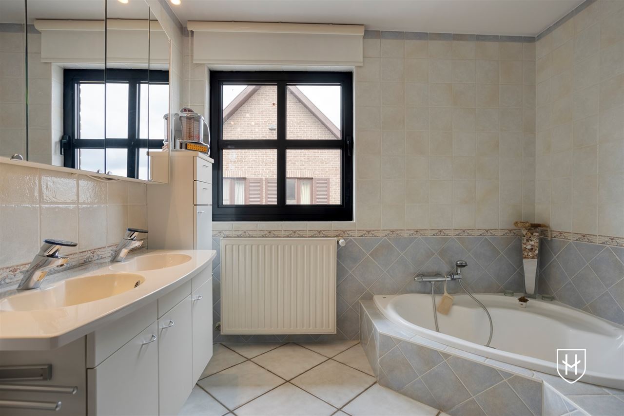 Stijlvol lichtrijk penthouse met 3 slaapkamers in een statige residentie met inpandige garage voor twee wagens