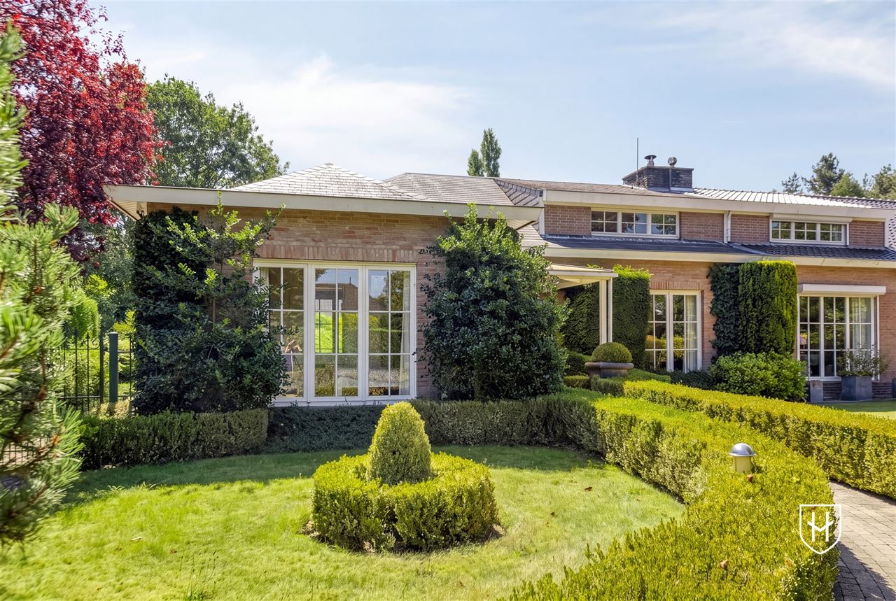 Spacious 4-bedroom bungalow on the edge of the woods in a sought-after prime location in the lush Zutendaal