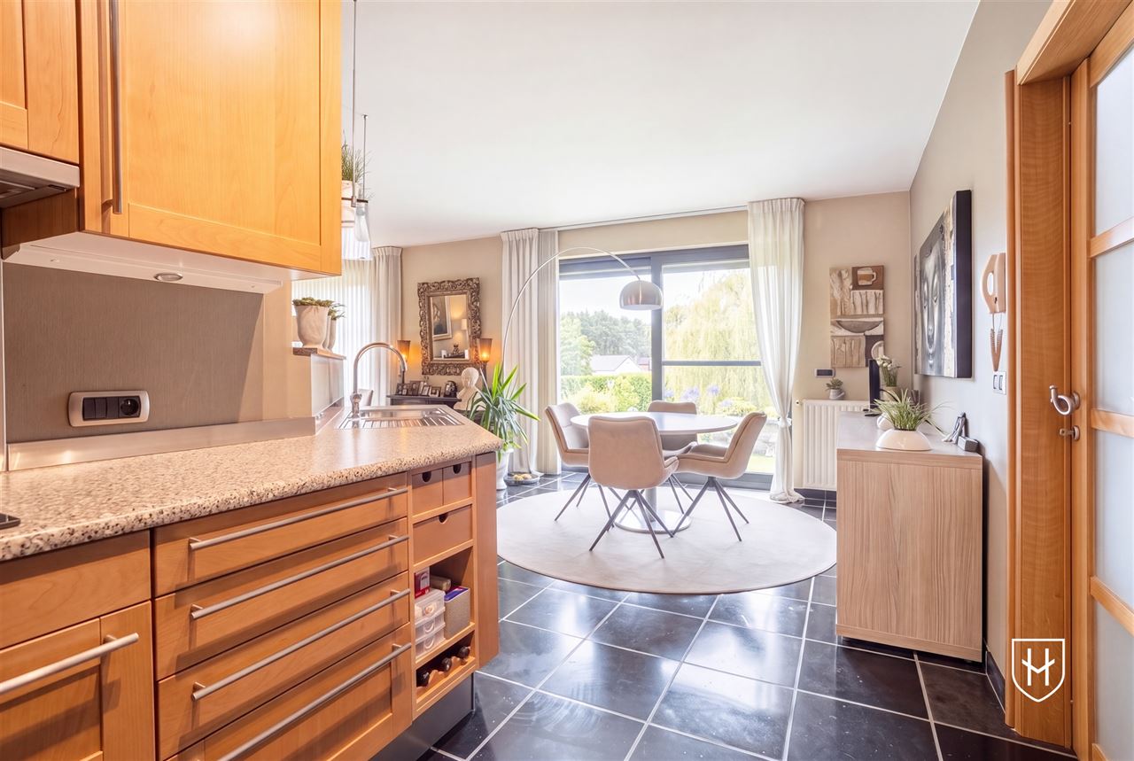 Stijlvol lichtrijk penthouse met 3 slaapkamers in een statige residentie met inpandige garage voor twee wagens