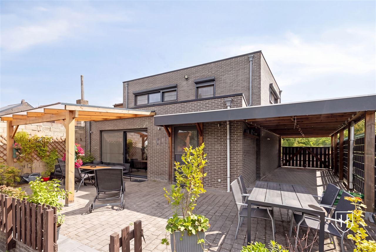 A modern, move-in-ready family home with a garage, carport, and sunny garden in the popular Lanaken-Rekem neighborhood