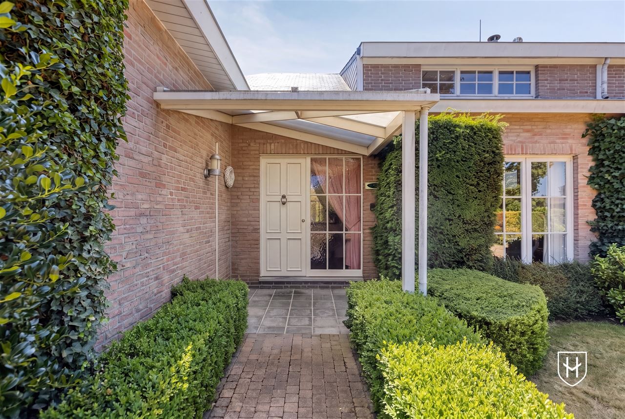 Spacious 4-bedroom bungalow on the edge of the woods in a sought-after prime location in the lush Zutendaal