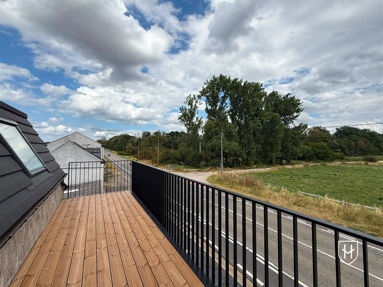 Luxe appartement met zonnepanelen, 3 slaapkamers en 2 badkamers, met eigen tuintje en terras, te Lanaken-Veldwezelt