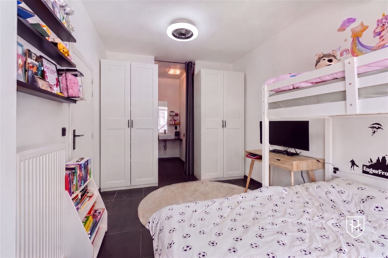 Instapklaar appartement met 2 slaapkamers, 2 badkamers en een grote garage, pal in het centrum van Lanaken
