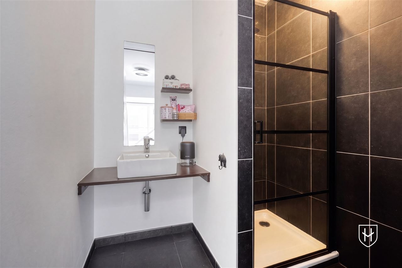 Instapklaar appartement met 2 slaapkamers, 2 badkamers en een grote garage, pal in het centrum van Lanaken