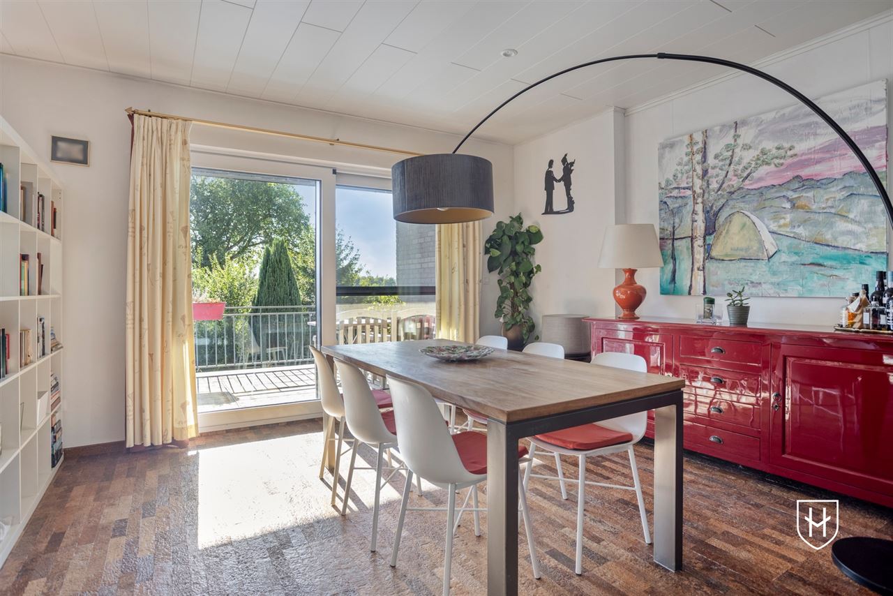 Riant duplex penthouse met 3 slaapkamers en twee badkamers, ruime parkeermogelijkheden en een fraai overdekt zwembad op een boogscheut van Maastricht
