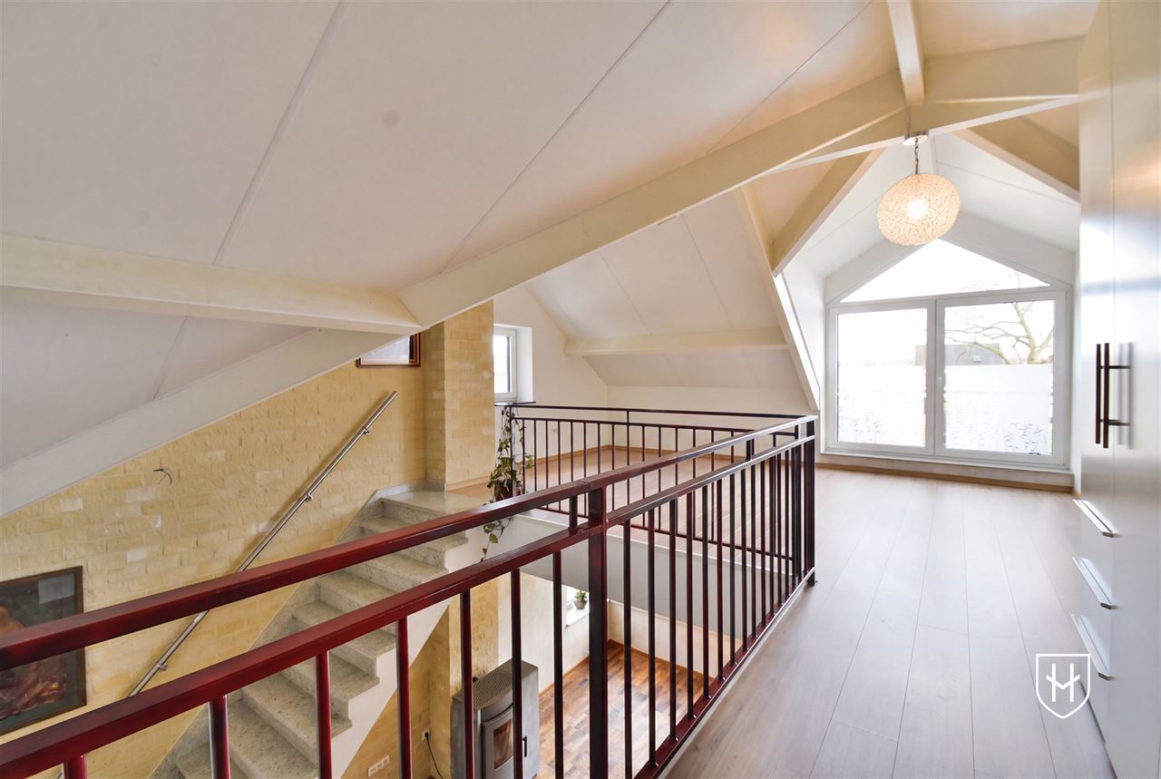 Riant duplex penthouse met 3 slaapkamers en twee badkamers, ruime parkeermogelijkheden en een fraai overdekt zwembad op een boogscheut van Maastricht