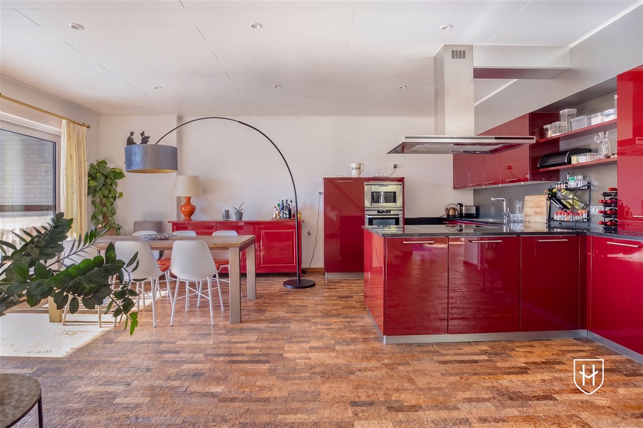 Riant duplex penthouse met 3 slaapkamers en twee badkamers, ruime parkeermogelijkheden en een fraai overdekt zwembad op een boogscheut van Maastricht