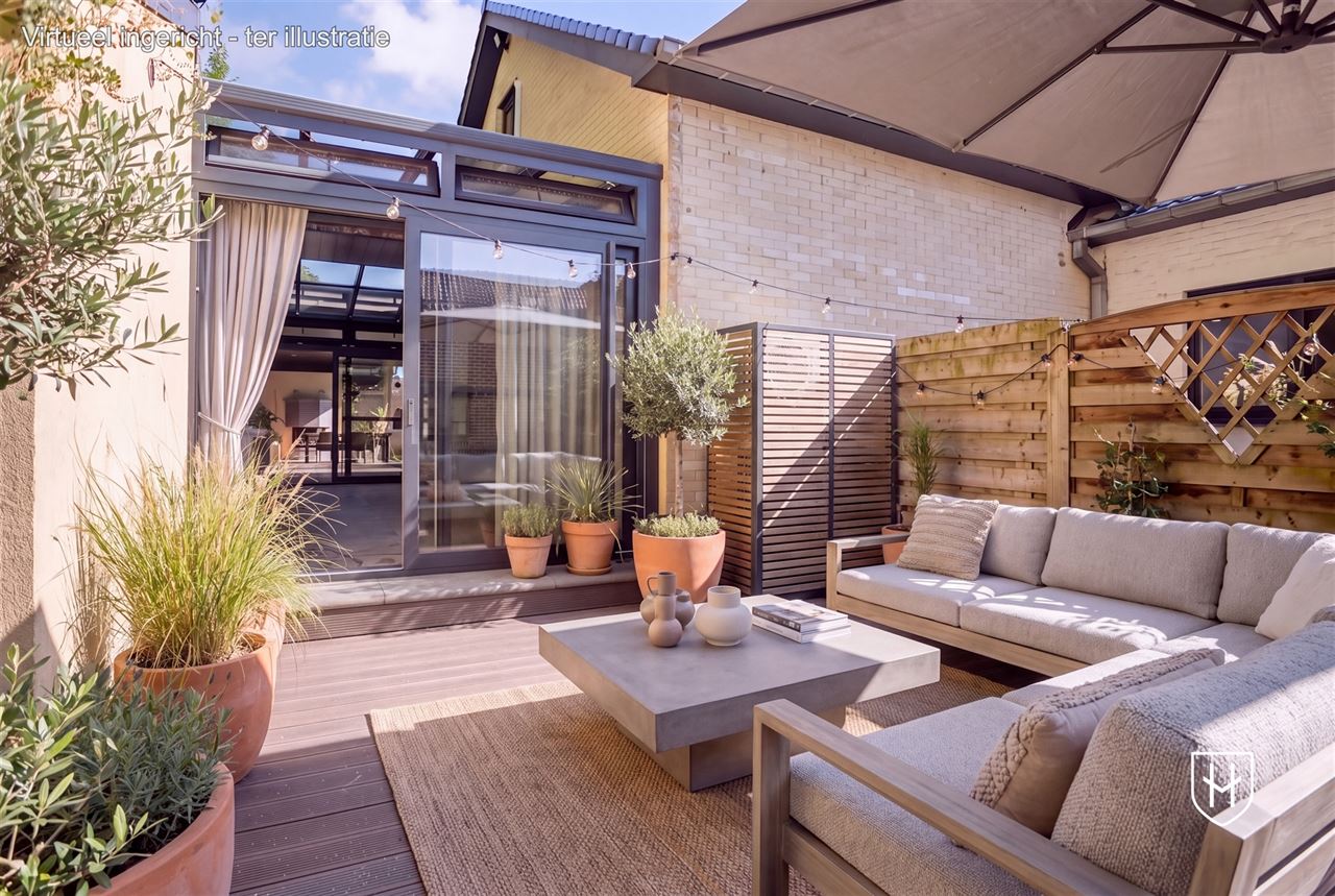 Riant duplex penthouse met 3 slaapkamers en twee badkamers, ruime parkeermogelijkheden en een fraai overdekt zwembad op een boogscheut van Maastricht