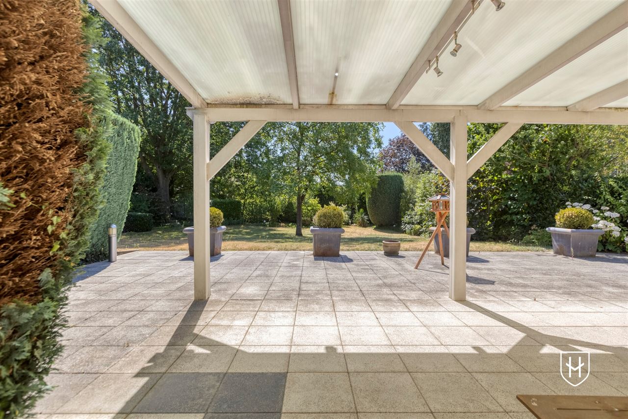 Spacious 4-bedroom bungalow on the edge of the woods in a sought-after prime location in the lush Zutendaal