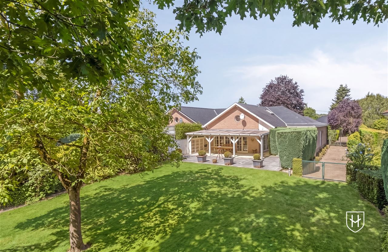 Spacious 4-bedroom bungalow on the edge of the woods in a sought-after prime location in the lush Zutendaal
