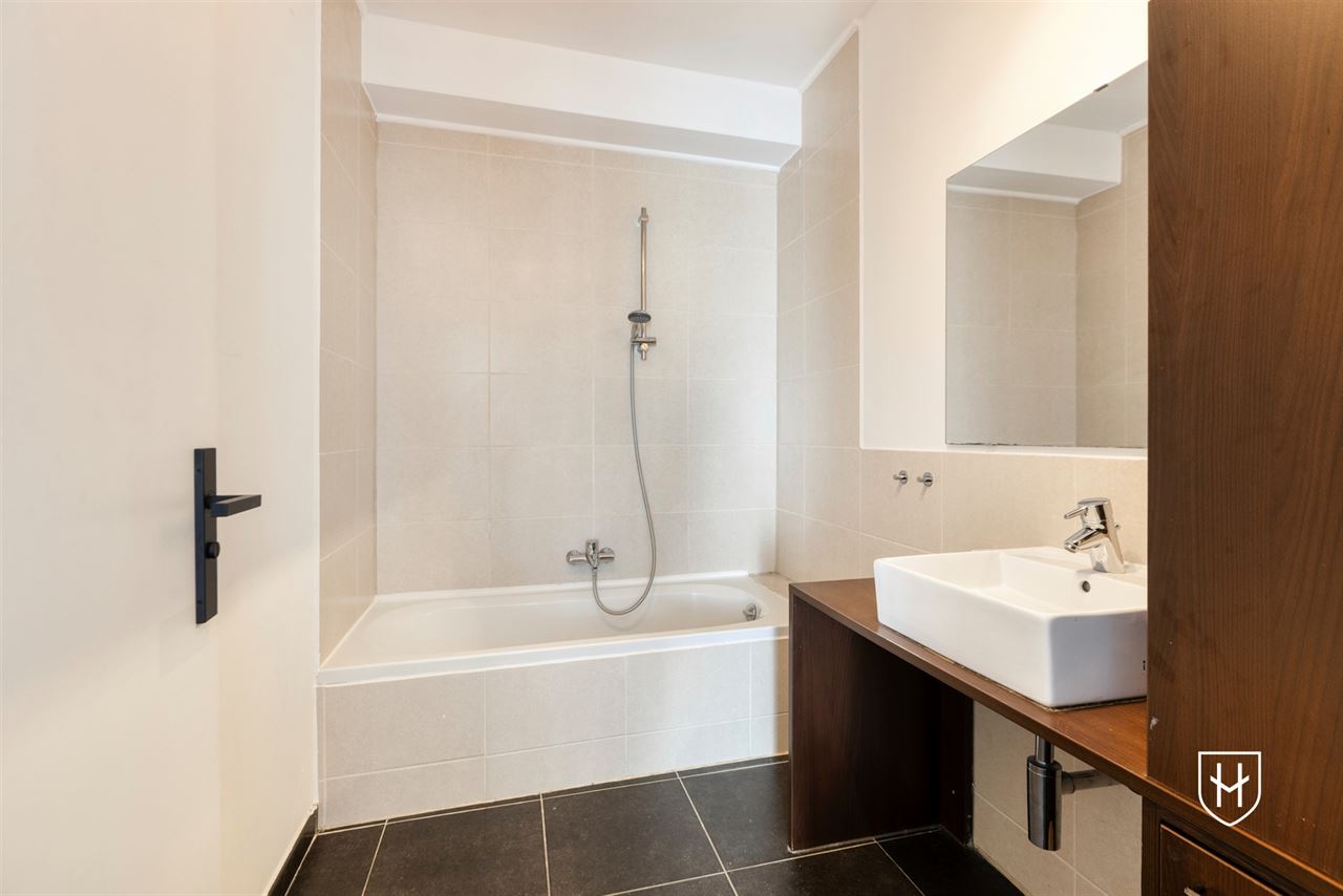 Instapklaar appartement met 2 slaapkamers, 2 badkamers en een grote garage, pal in het centrum van Lanaken