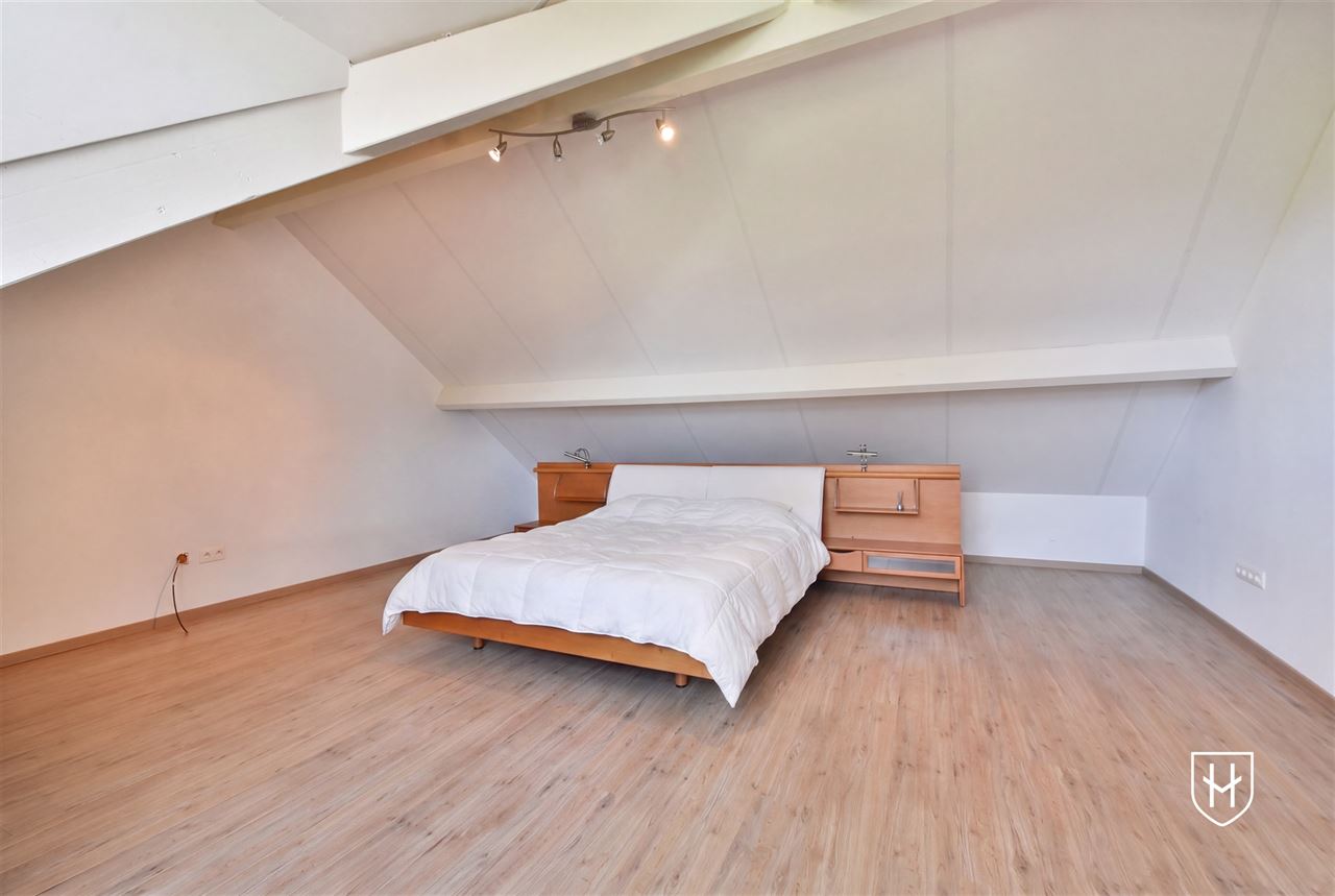 Riant duplex penthouse met 3 slaapkamers en twee badkamers, ruime parkeermogelijkheden en een fraai overdekt zwembad op een boogscheut van Maastricht