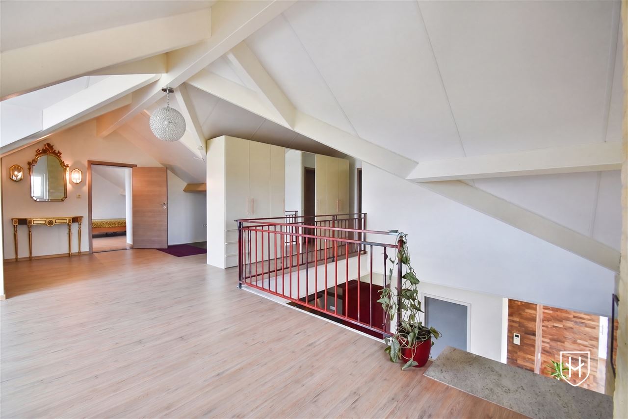 Spacious 3-bedroom duplex penthouse with two bathrooms, ample parking, and a beautiful indoor pool just a stone's throw from Maastricht