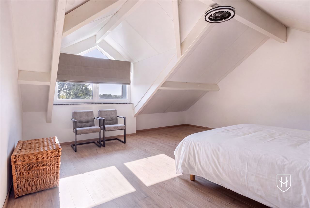 Riant duplex penthouse met 3 slaapkamers en twee badkamers, ruime parkeermogelijkheden en een fraai overdekt zwembad op een boogscheut van Maastricht