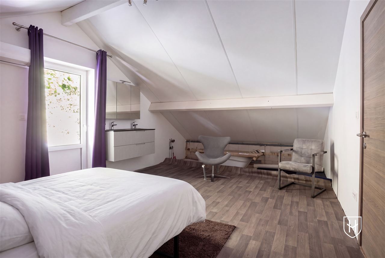 Riant duplex penthouse met 3 slaapkamers en twee badkamers, ruime parkeermogelijkheden en een fraai overdekt zwembad op een boogscheut van Maastricht