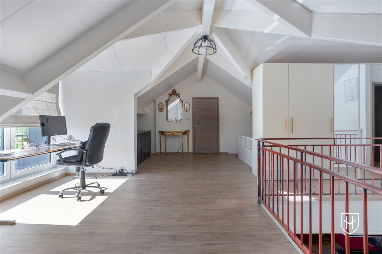 Spacious 3-bedroom duplex penthouse with two bathrooms, ample parking, and a beautiful indoor pool just a stone's throw from Maastricht
