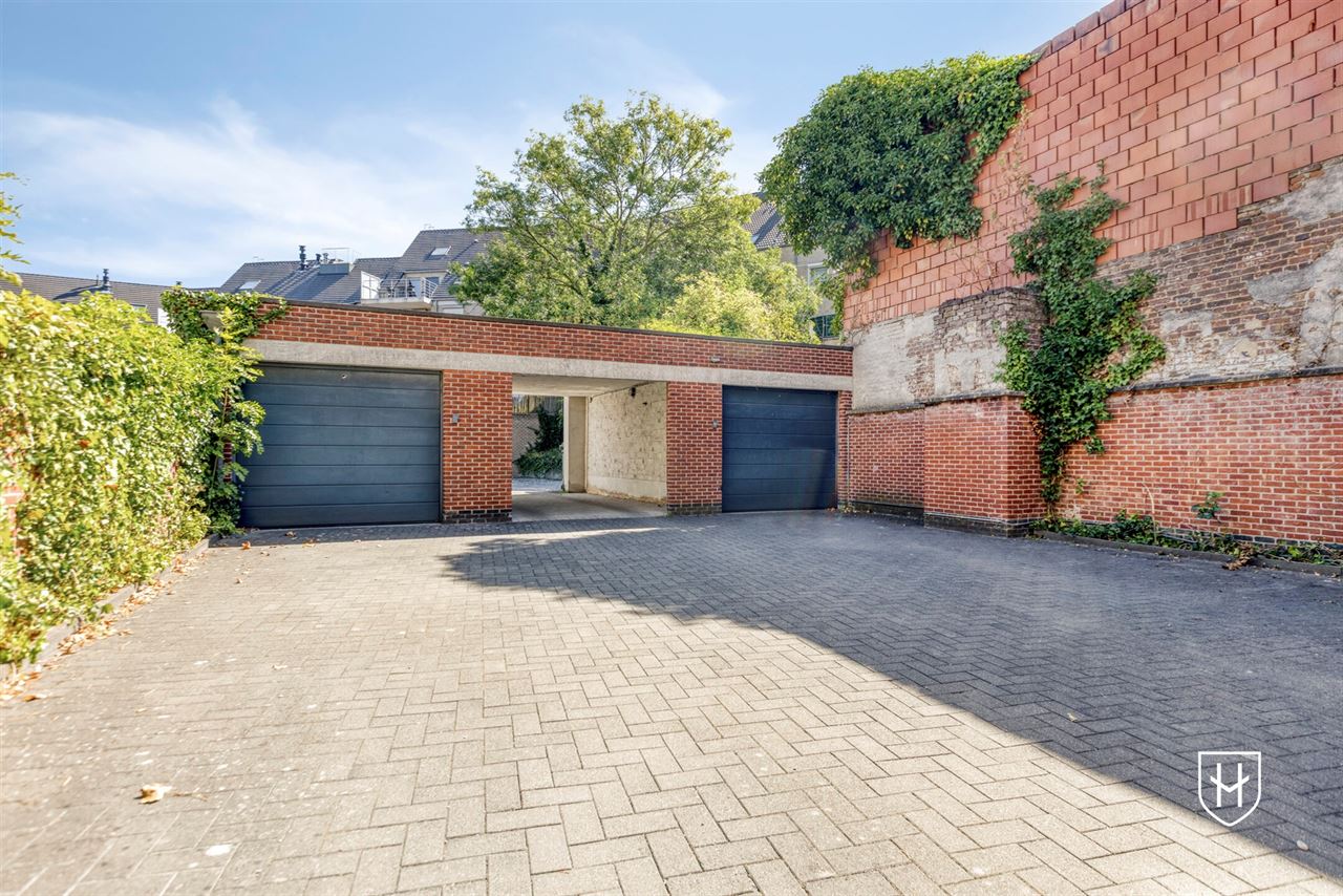 Instapklaar appartement met 2 slaapkamers, 2 badkamers en een grote garage, pal in het centrum van Lanaken