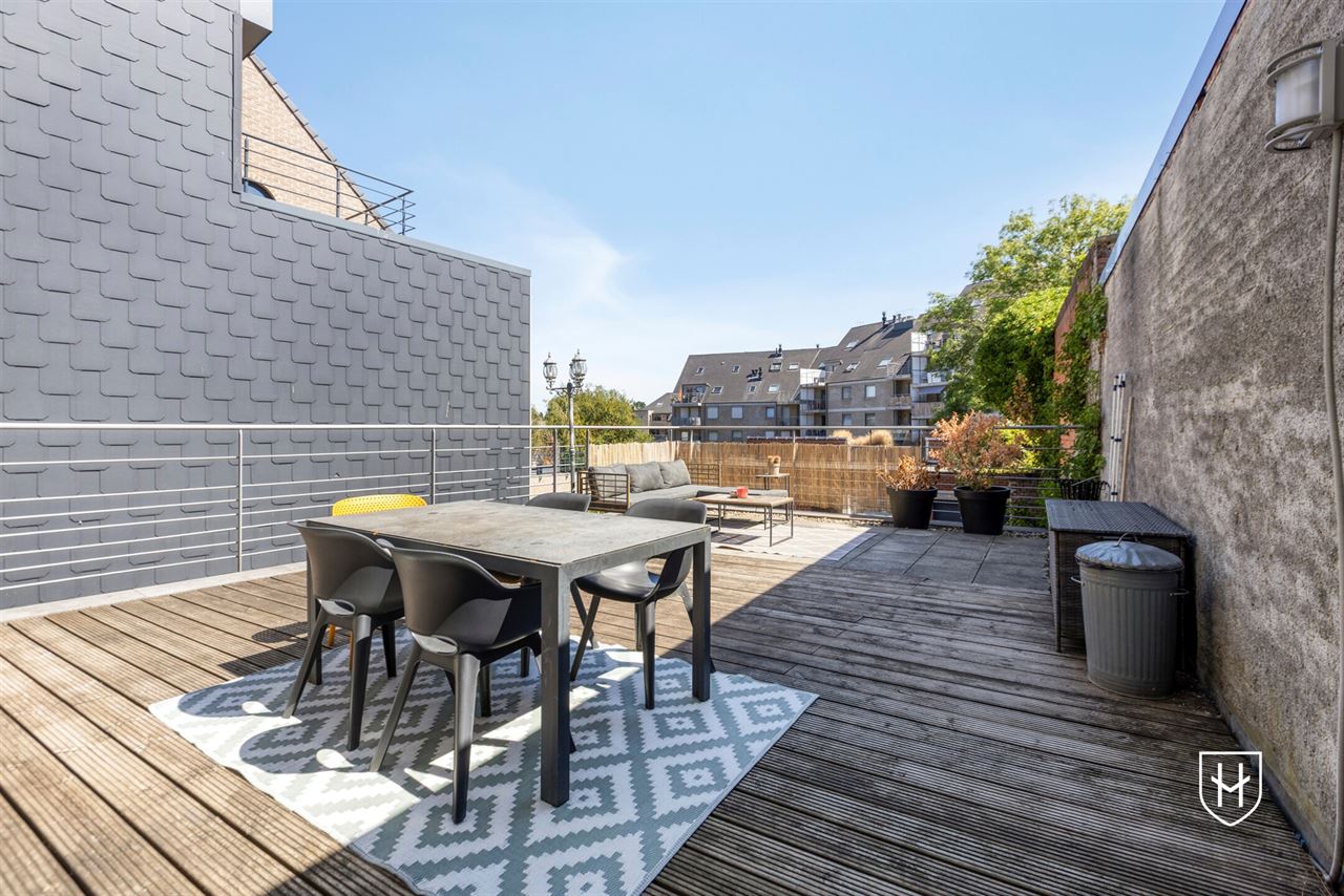 Instapklaar appartement met 2 slaapkamers, 2 badkamers en een grote garage, pal in het centrum van Lanaken