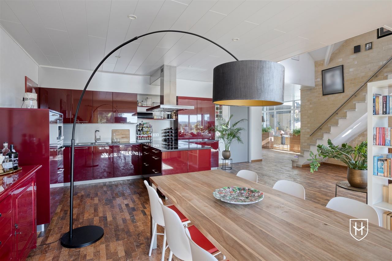 Riant duplex penthouse met 3 slaapkamers en twee badkamers, ruime parkeermogelijkheden en een fraai overdekt zwembad op een boogscheut van Maastricht