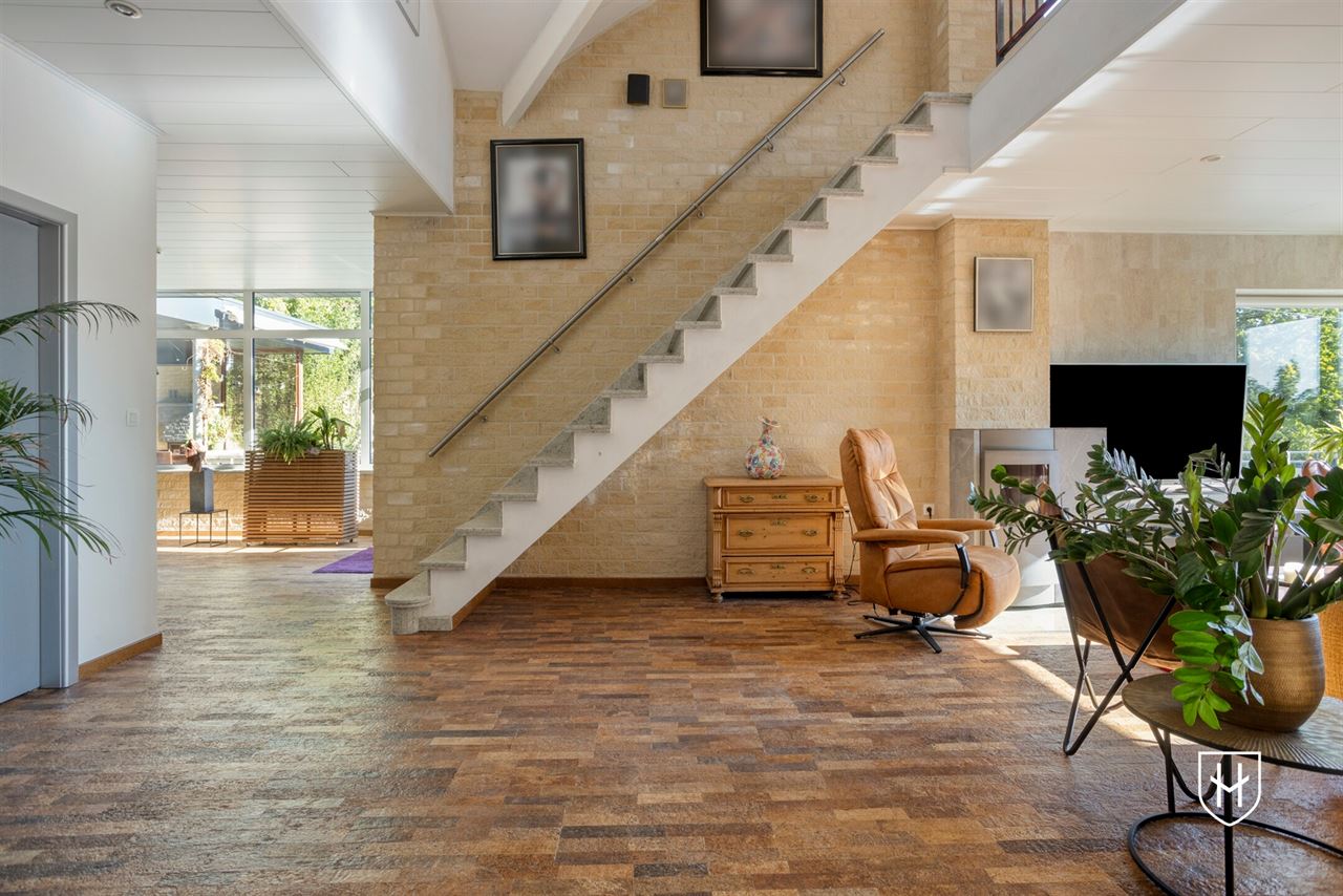 Spacious 3-bedroom duplex penthouse with two bathrooms, ample parking, and a beautiful indoor pool just a stone's throw from Maastricht
