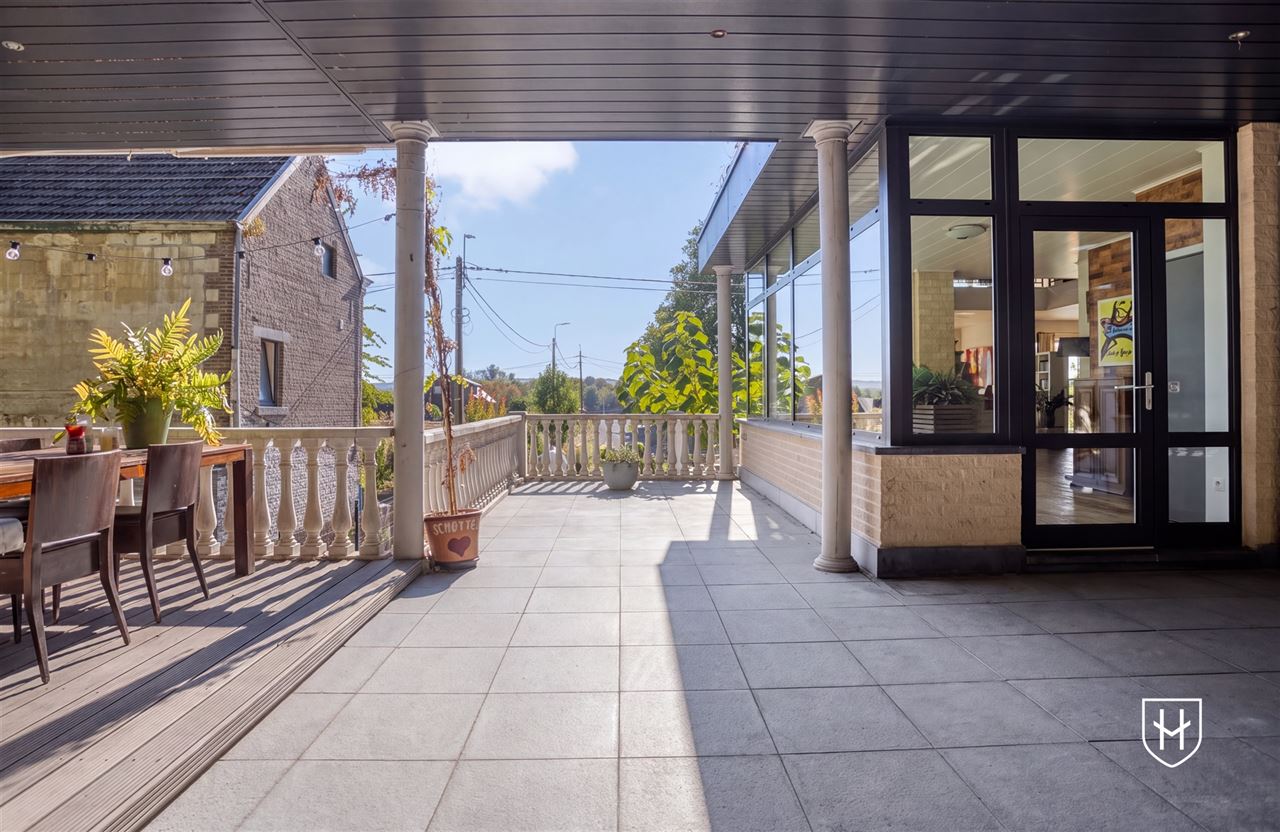 Spacious 3-bedroom duplex penthouse with two bathrooms, ample parking, and a beautiful indoor pool just a stone's throw from Maastricht