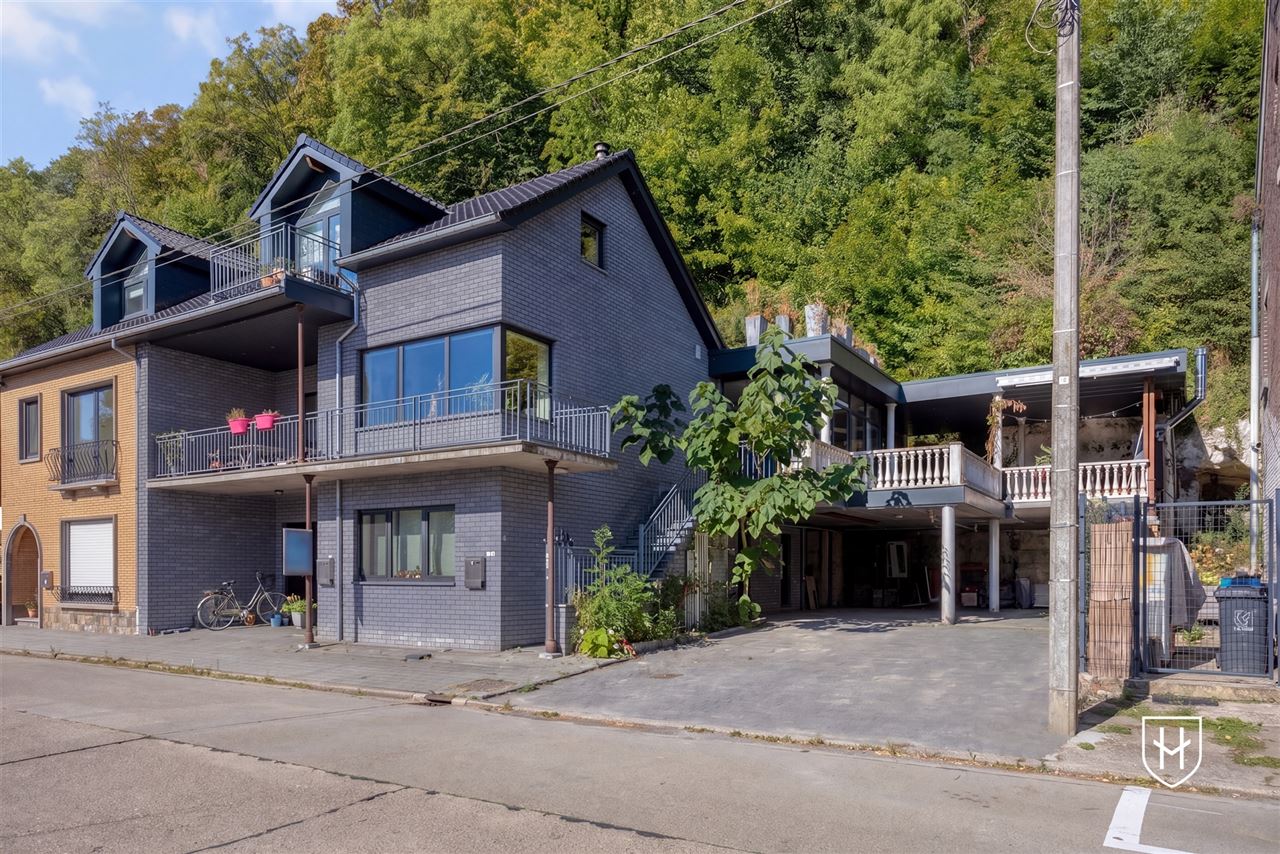 Spacious 3-bedroom duplex penthouse with two bathrooms, ample parking, and a beautiful indoor pool just a stone's throw from Maastricht