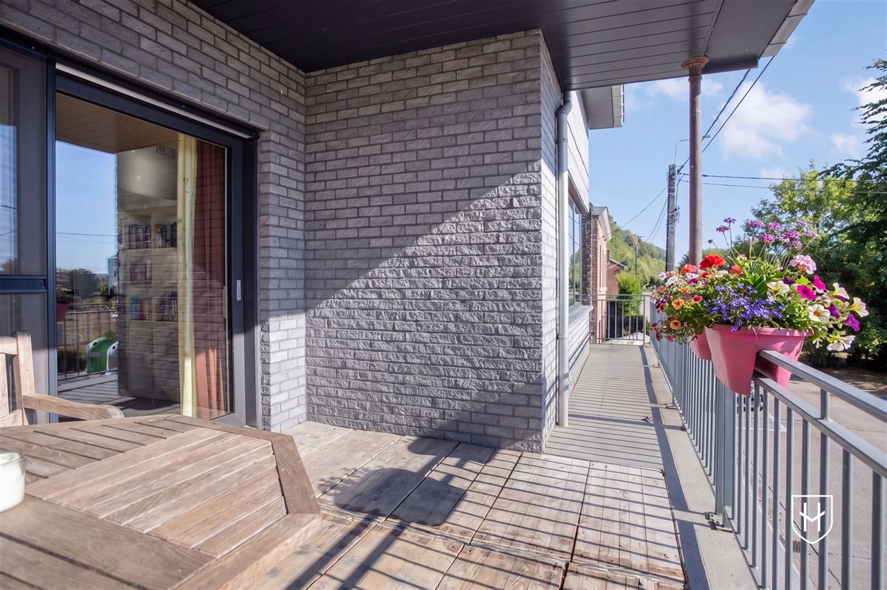 Spacious 3-bedroom duplex penthouse with two bathrooms, ample parking, and a beautiful indoor pool just a stone's throw from Maastricht