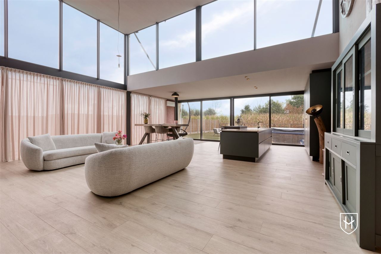 Architecturale loftwoning met hotel-chique interieur en vrij uitzicht op een uitstekende locatie aan de groene rand van Dilsen-Stokkem