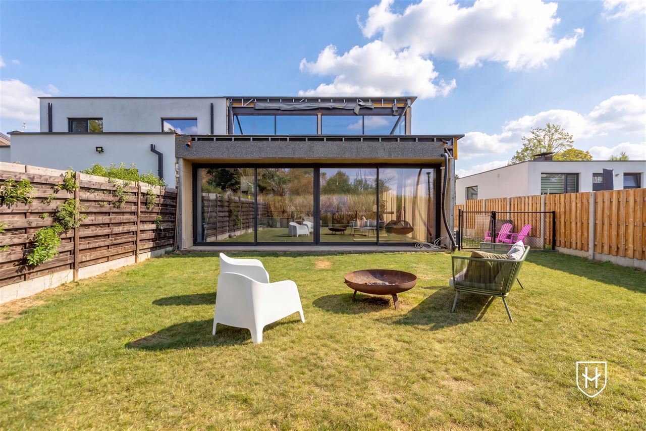 Architecturale loftwoning met hotel-chique interieur en vrij uitzicht op een uitstekende locatie aan de groene rand van Dilsen-Stokkem