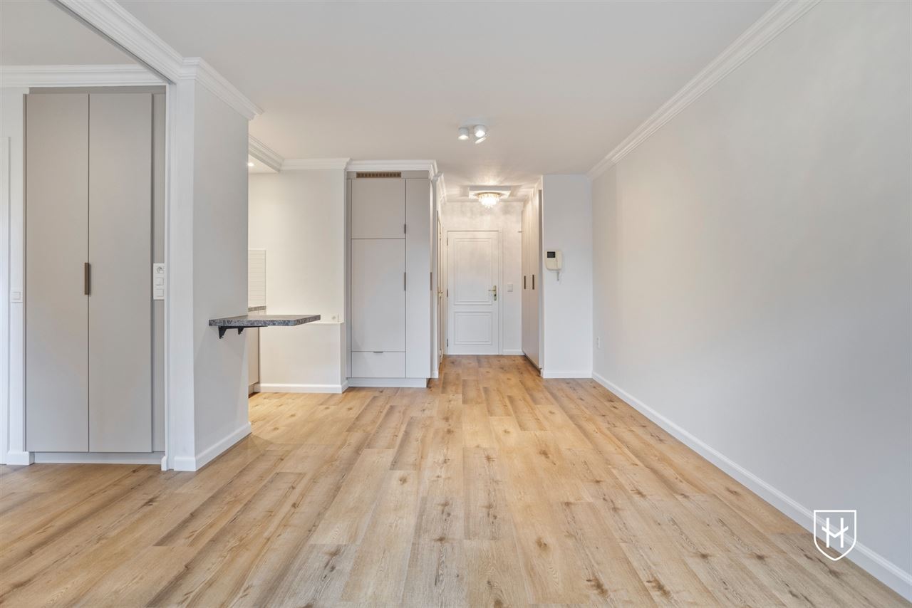 Gelijkvloerse vernieuwde assistentieflat met terras op exclusief 17de eeuws kasteeldomein in het pittoreske Brugge