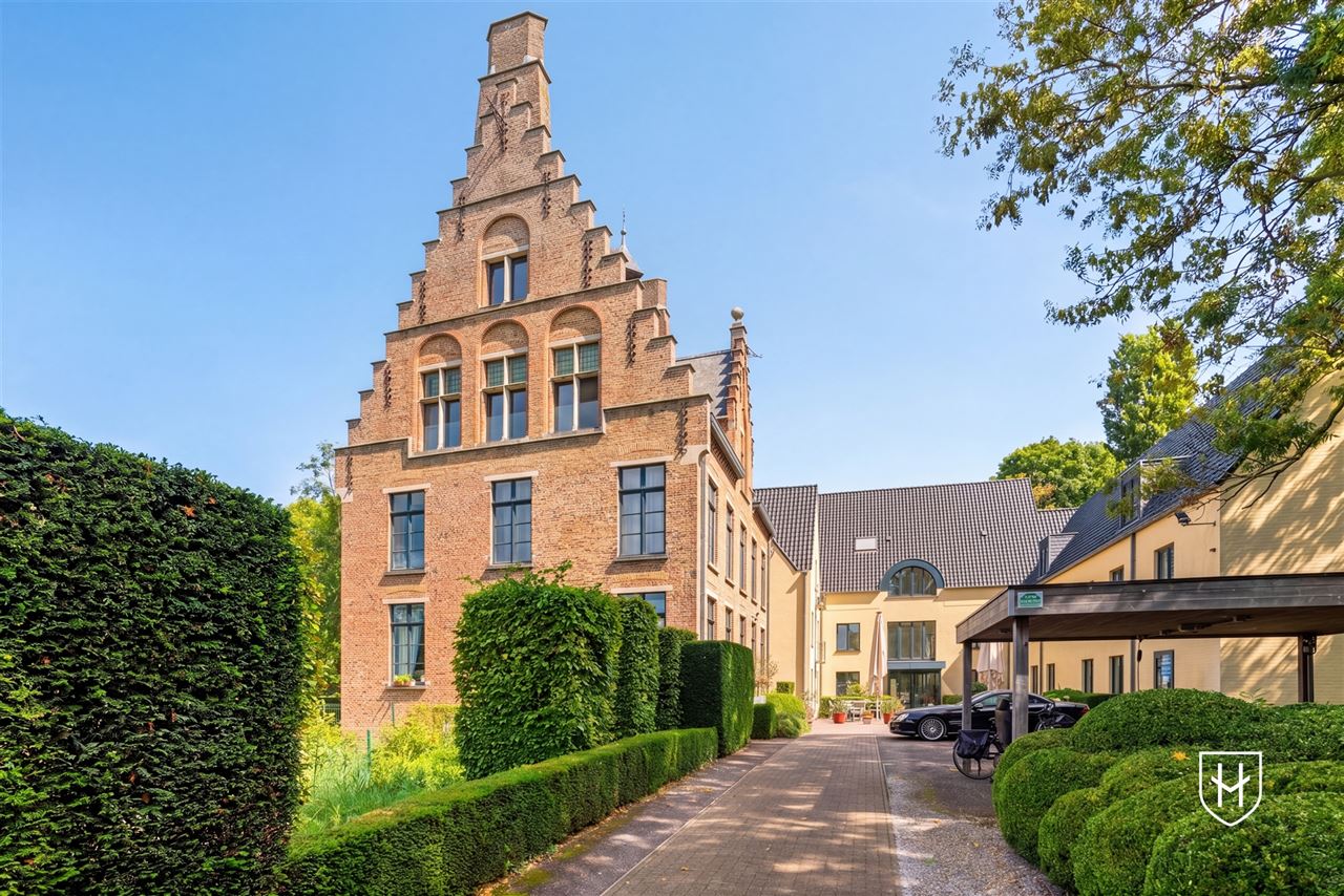 Gelijkvloerse vernieuwde assistentieflat met terras op exclusief 17de eeuws kasteeldomein in het pittoreske Brugge